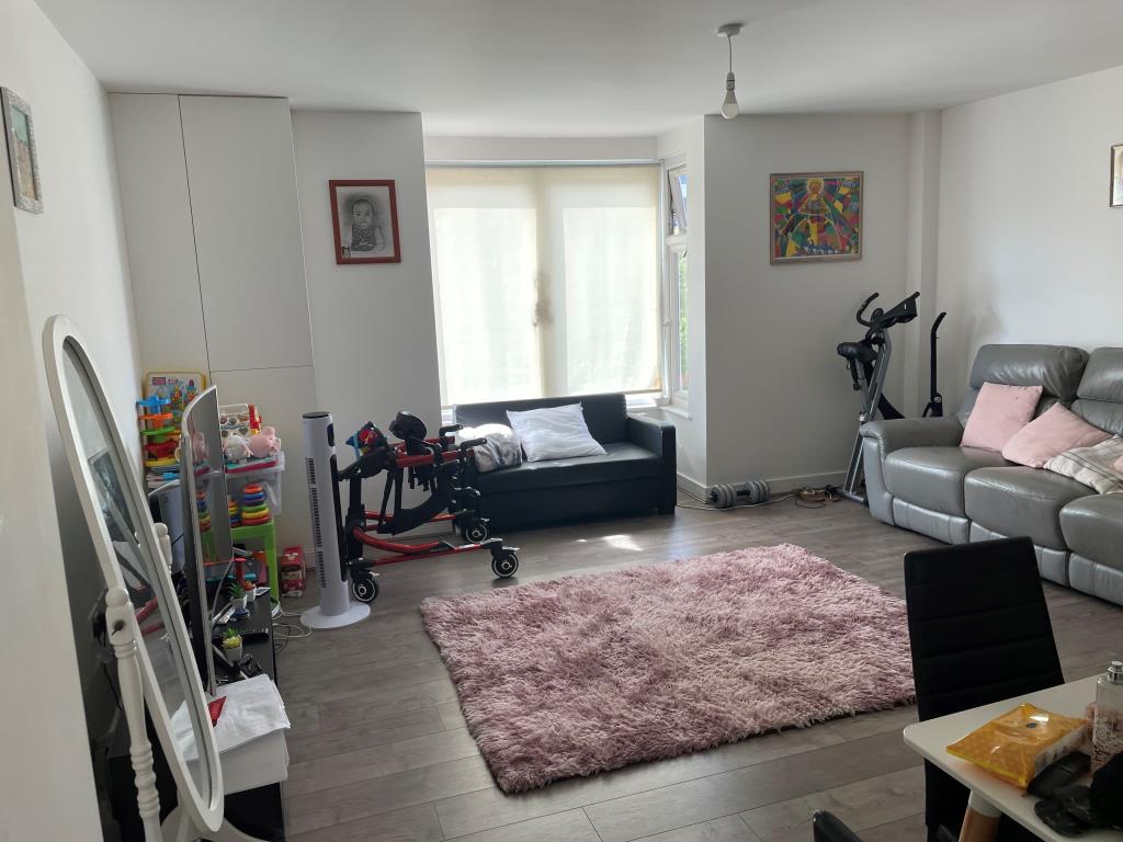 Lot: 105 - FLAT FOR INVESTMENT PRODUCING £10,800 PER ANNNUM -